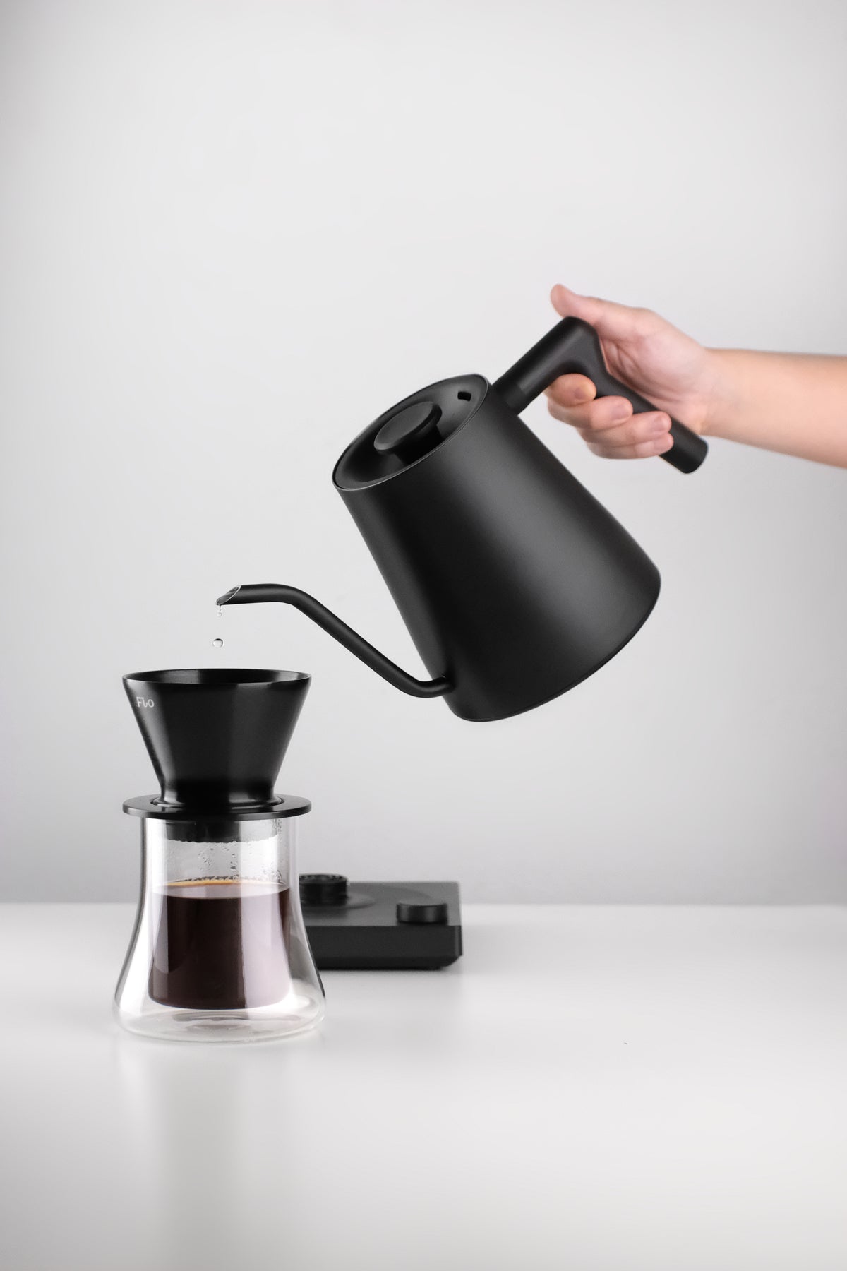 Black AURA 0.8 L FLUX pouring through a dripper