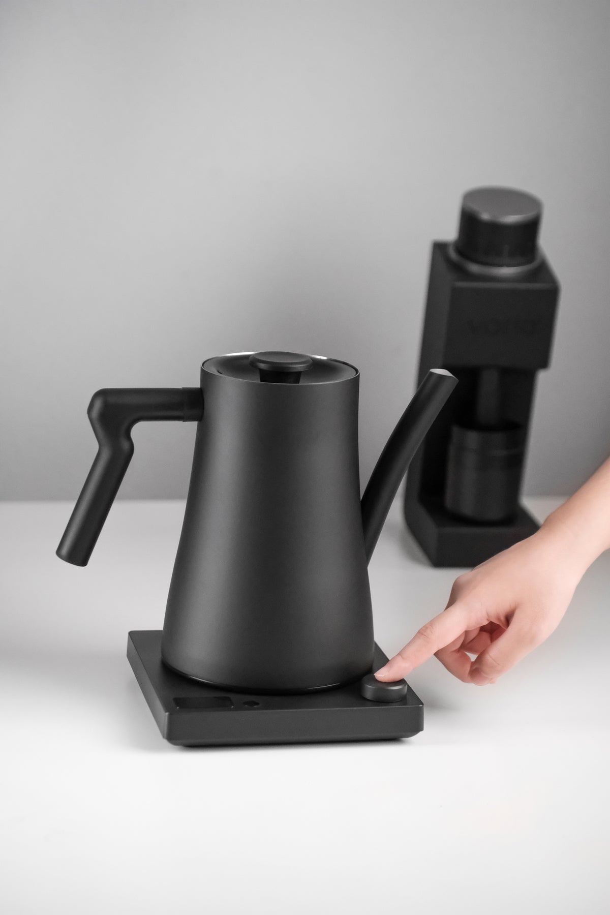 Using the base control on the black AURA 1.5 L FLUX kettle