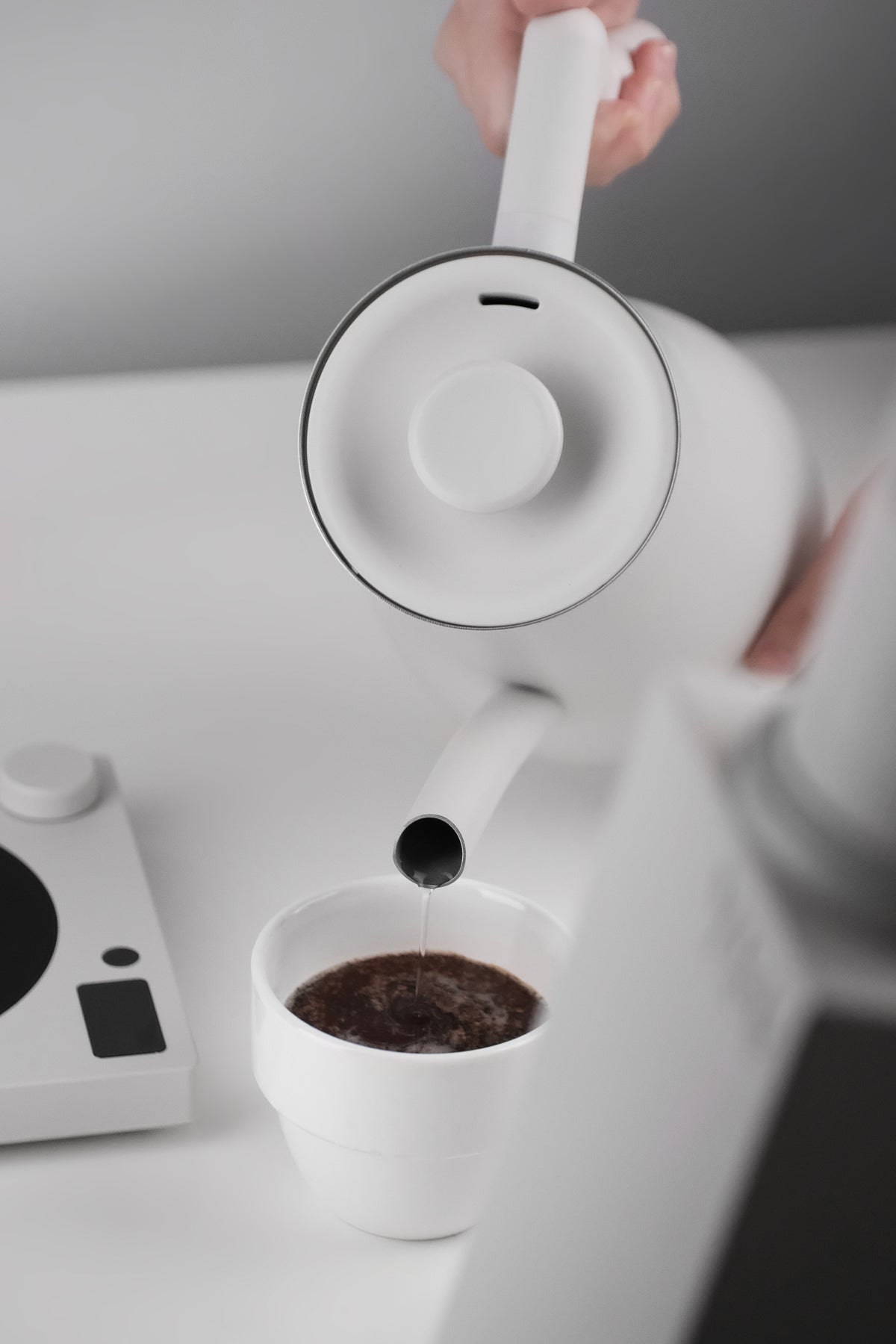White AURA 1.5 L FLUX pouring into a cup