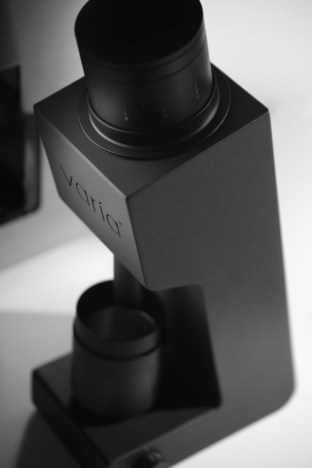 Close view of the black Varia VS4 grinder and its adjustment dial