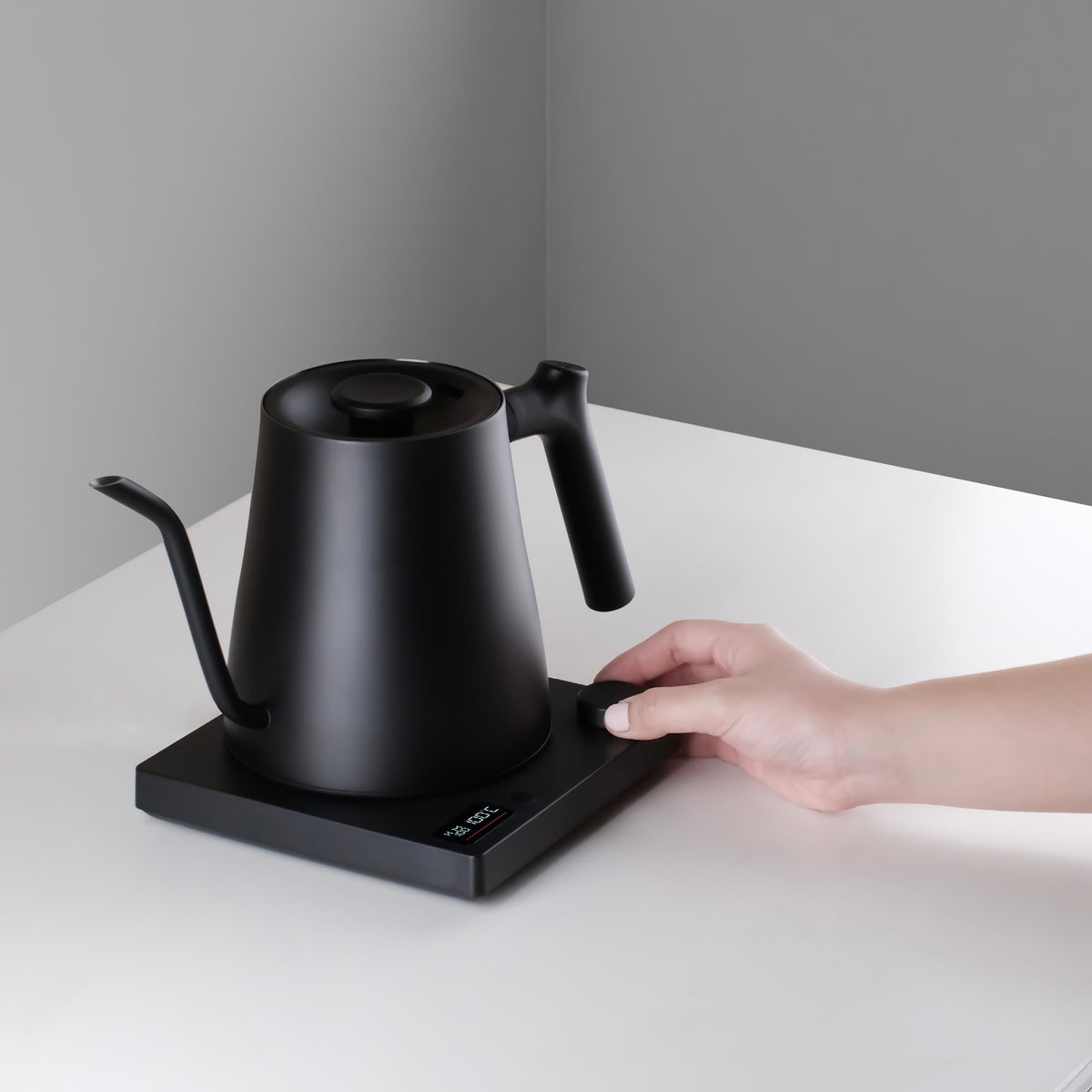 Adjusting the temperature control on the black AURA 0.8 L kettle base