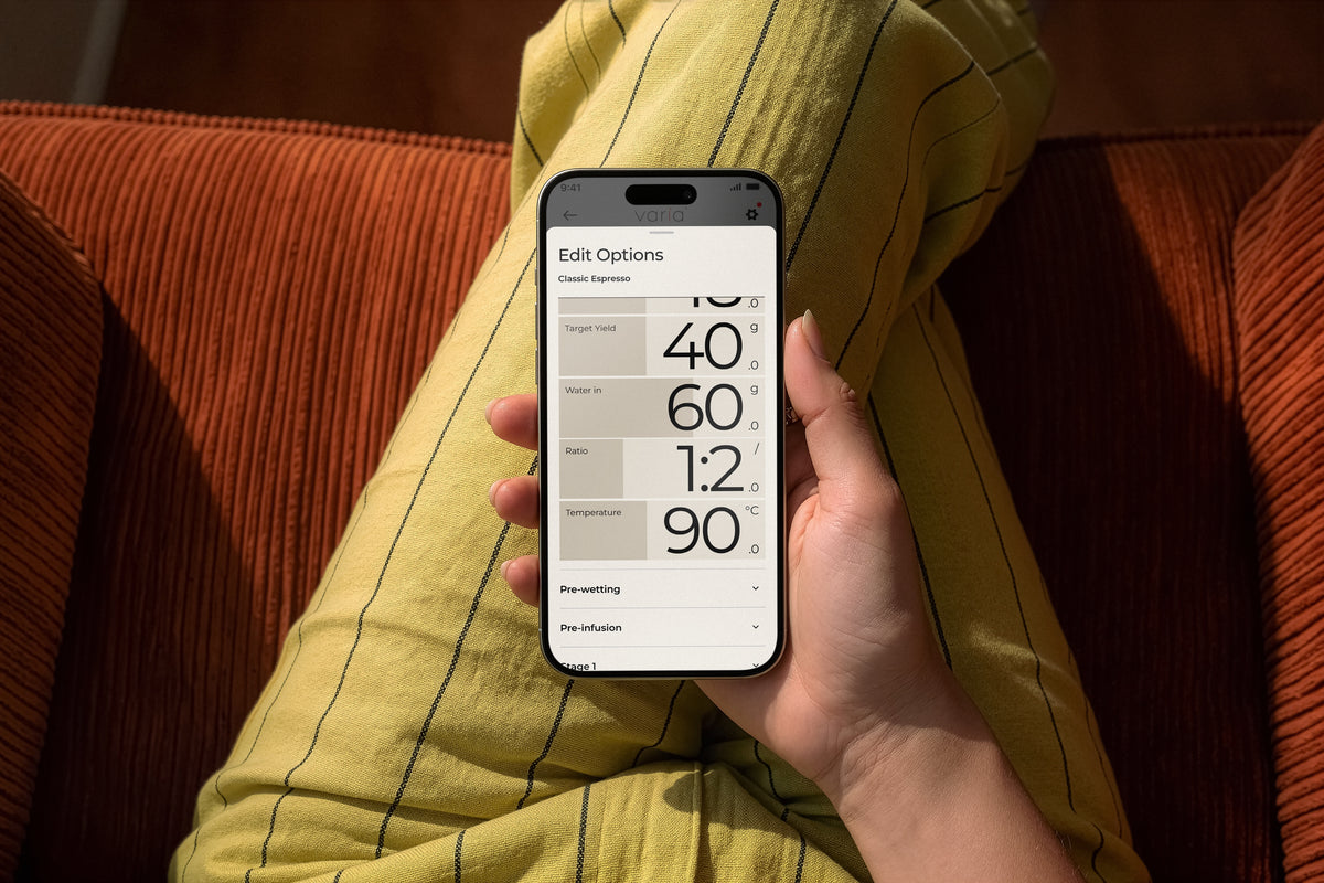 A person editing an ORBI recipe in the Varia app, with yield, water, ratio and temperature controls on screen