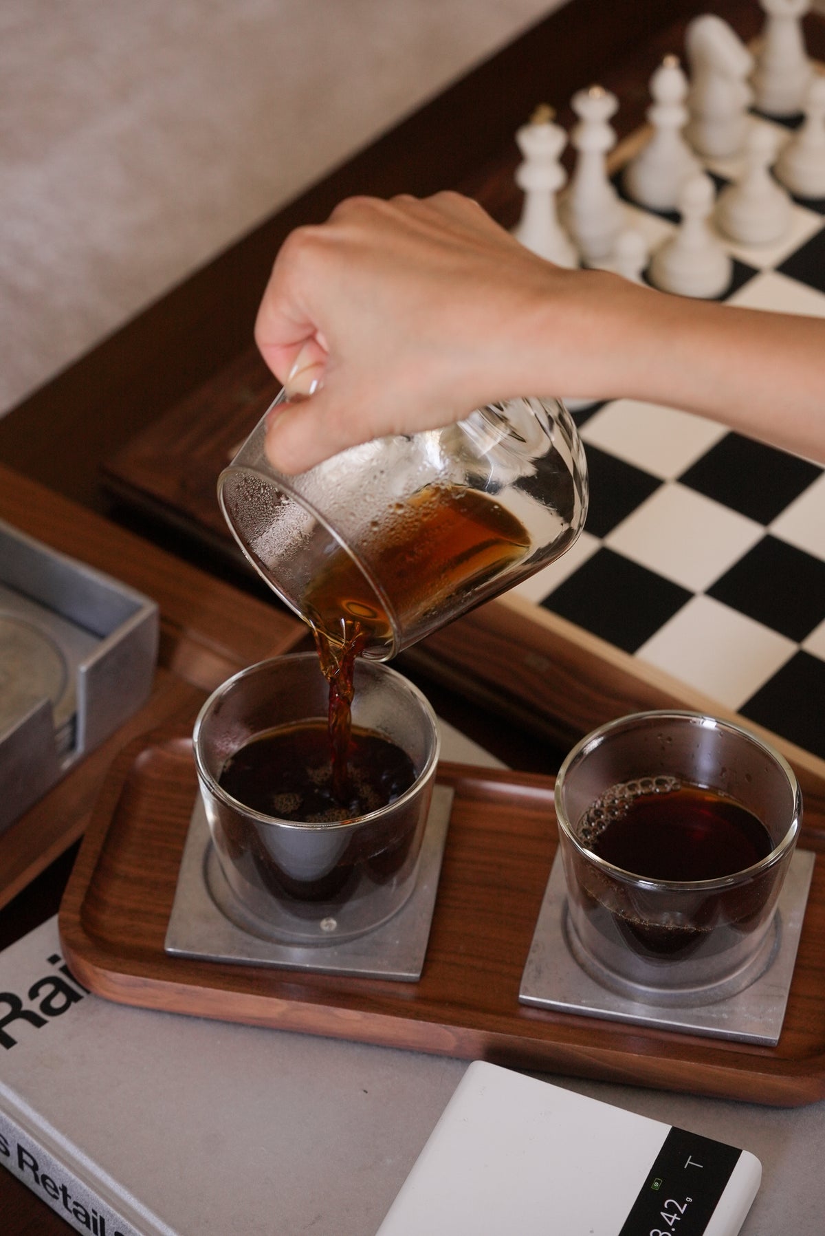 Pouring freshly brewed coffee into Varia double-wall cups