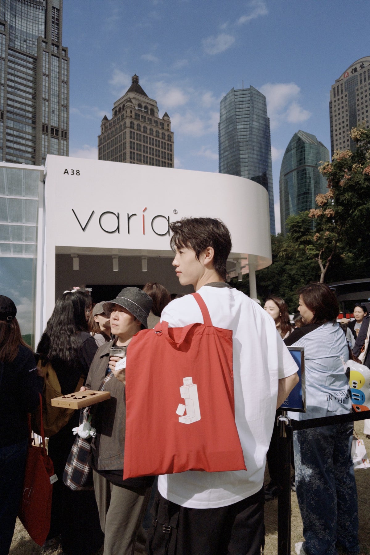 Coffee lovers gathered at the Varia stand in Lujiazui, Shanghai